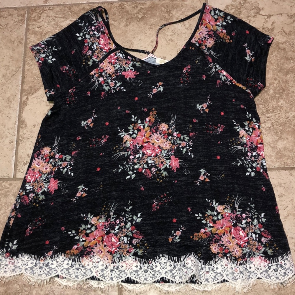 Beautiful floral top! XL